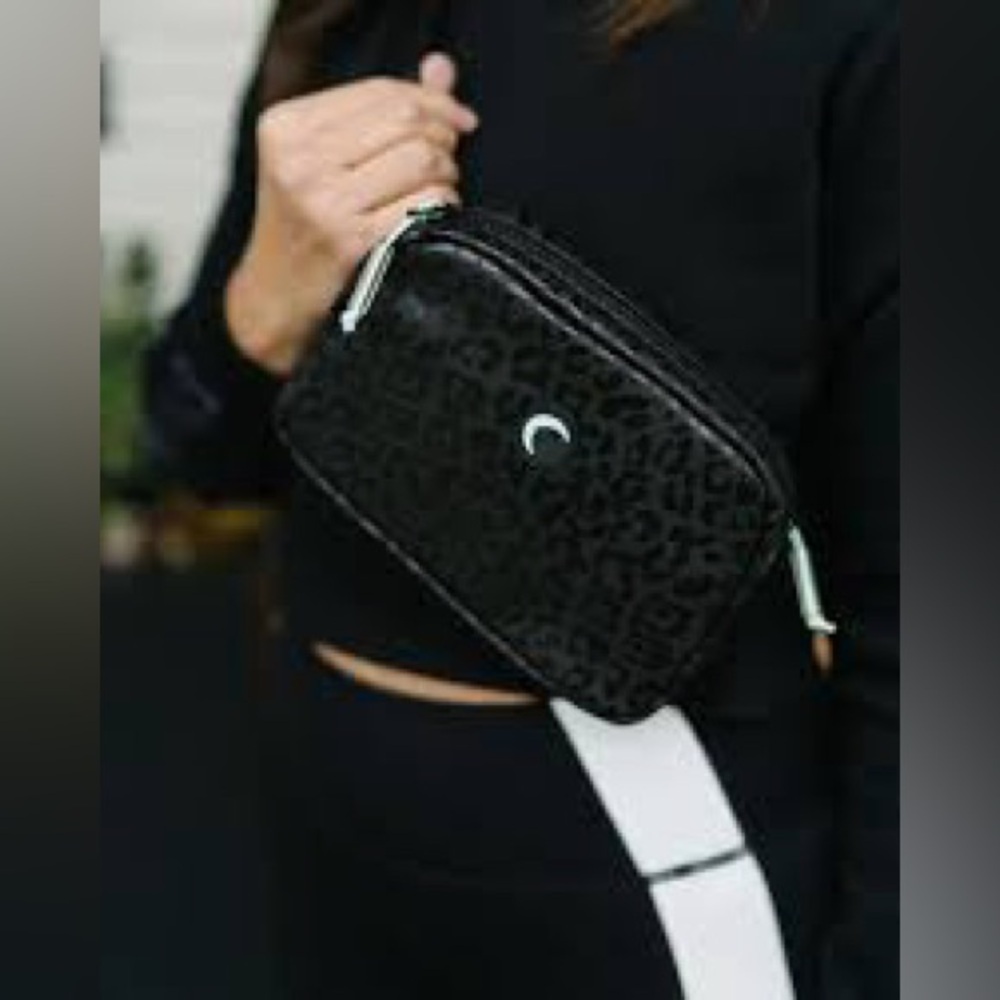 Zyia Midnight Leopard Crossbody Bag- NWT - Picture 2 of 6
